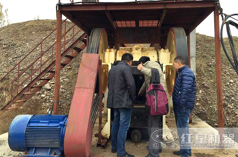 客戶去現場考察69破碎機 客戶去現場考察69破碎機