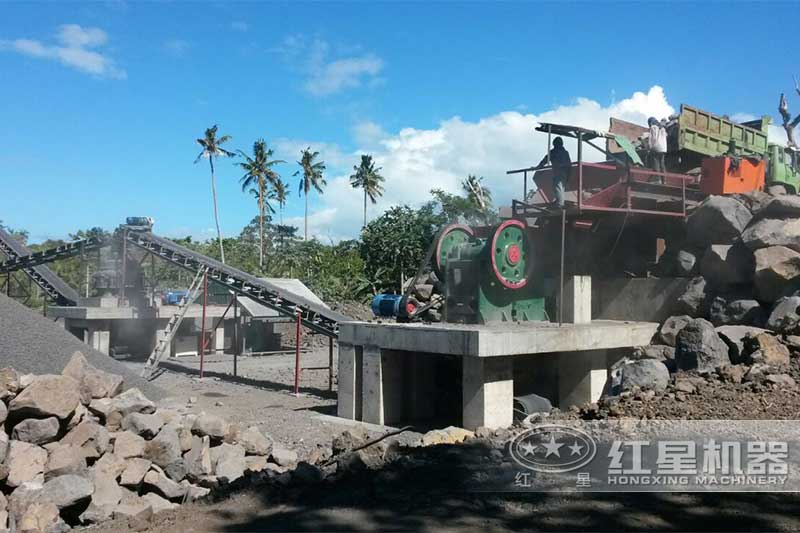 白云石顎式破碎機(jī)破碎現(xiàn)場(chǎng)實(shí)拍圖 白云石顎式破碎機(jī)破碎現(xiàn)場(chǎng)實(shí)拍圖