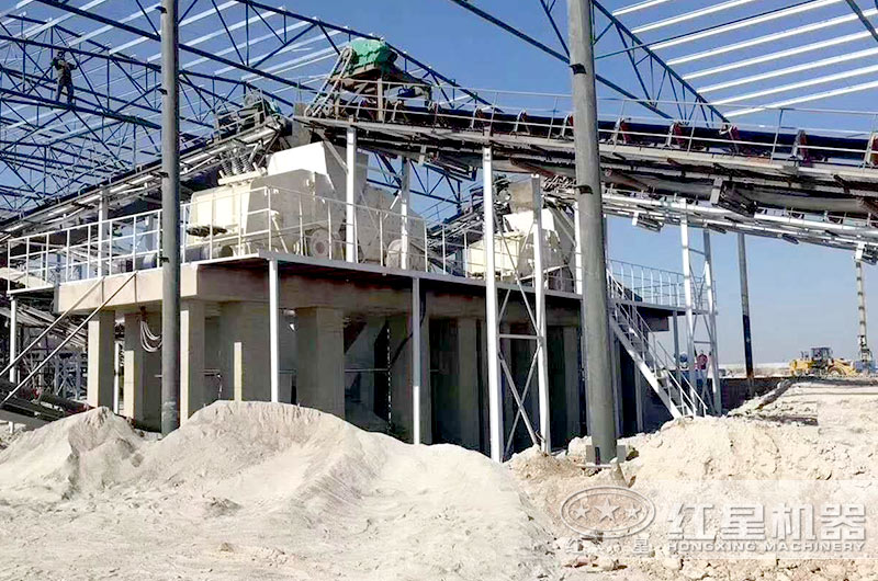 白云石破碎生產(chǎn)現(xiàn)場(chǎng)實(shí)拍圖 白云石破碎生產(chǎn)現(xiàn)場(chǎng)實(shí)拍圖