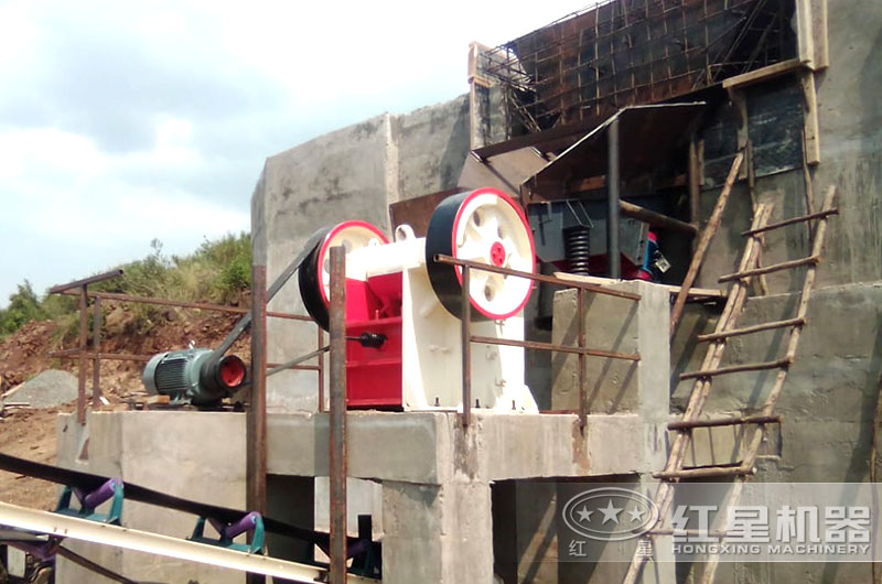 顎式破碎機(jī)破碎現(xiàn)場(chǎng)實(shí)拍 顎式破碎機(jī)破碎現(xiàn)場(chǎng)實(shí)拍