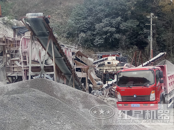 山石制砂機制沙現(xiàn)場 山石制砂機制沙現(xiàn)場