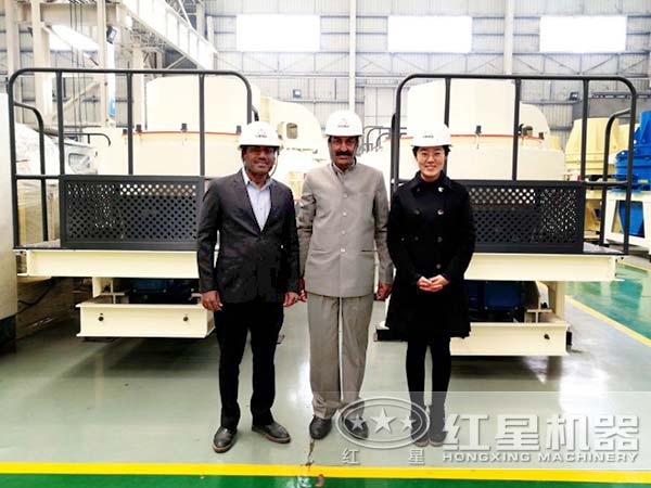 外國客戶來廠參觀打砂機 外國客戶來廠參觀打砂機