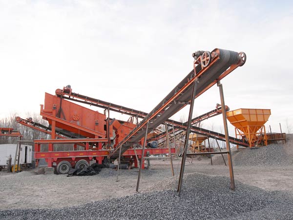 砂石骨料生產(chǎn)現(xiàn)場-車載移動制沙(砂)機(jī) 砂石骨料生產(chǎn)現(xiàn)場-車載移動制沙(砂)機(jī)