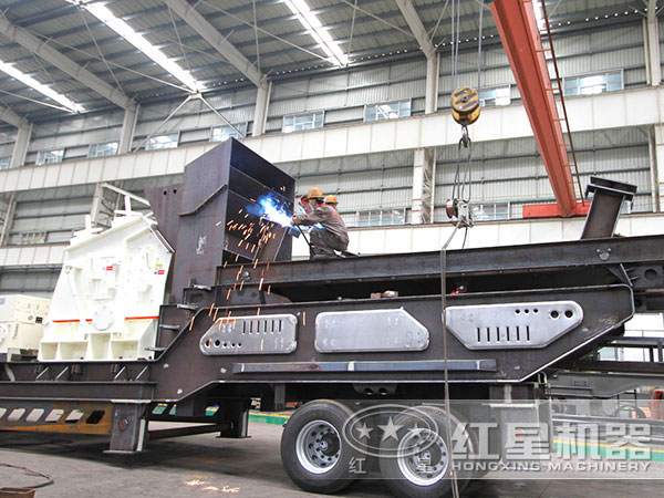 新型車載破石機車間生產 新型車載破石機車間生產