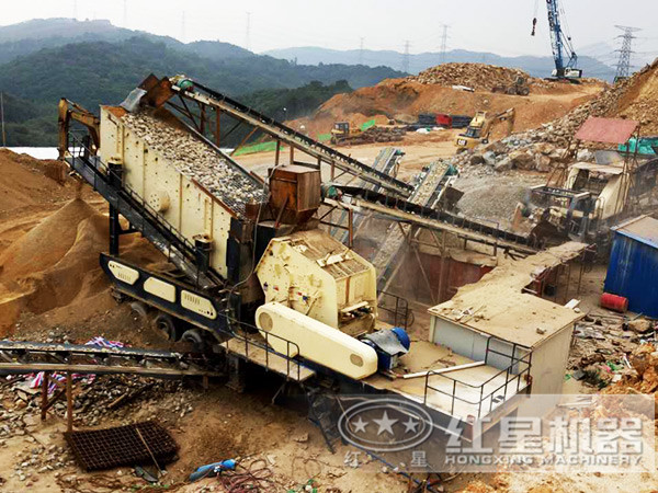 車載流動(dòng)石頭碎石機(jī)破碎現(xiàn)場 車載流動(dòng)石頭碎石機(jī)破碎現(xiàn)場