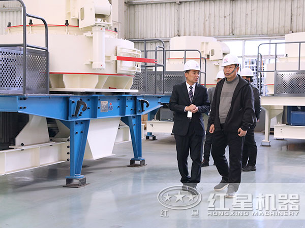 客戶參觀制砂機車間 客戶參觀制砂機車間