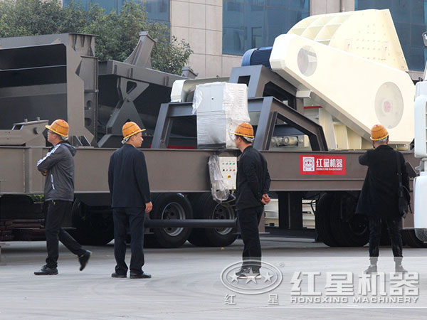 用戶來廠參觀試機移動式破碎站 用戶來廠參觀試機移動式破碎站