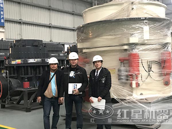 用戶參觀2200花崗巖圓錐破碎機 用戶參觀2200花崗巖圓錐破碎機