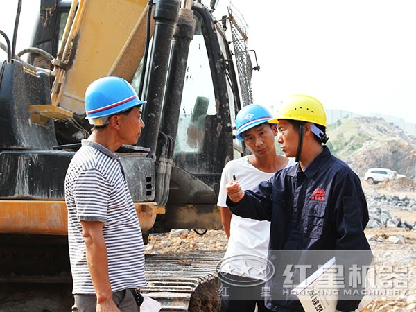 紅星技術工程師現場為用戶指導 紅星技術工程師現場為用戶指導