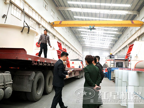 紅星技術(shù)人員帶用戶參觀生產(chǎn)車間 紅星技術(shù)人員帶用戶參觀生產(chǎn)車間