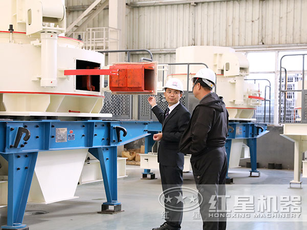時(shí)產(chǎn)100噸制沙機(jī)用戶來(lái)廠參觀試機(jī) 時(shí)產(chǎn)100噸制沙機(jī)用戶來(lái)廠參觀試機(jī)