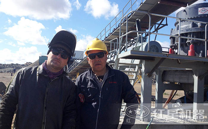 紅星工作人員到現場指導客戶安裝并試運行-合照 紅星工作人員到現場指導客戶安裝并試運行-合照