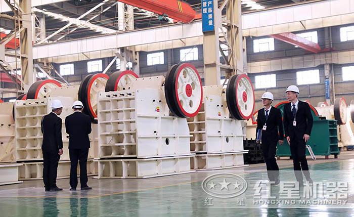 技術(shù)工程師對(duì)鵝卵石粉碎機(jī)檢測(cè) 技術(shù)工程師對(duì)鵝卵石粉碎機(jī)檢測(cè)