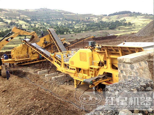輪式流動砂石破碎機作業現場 輪式流動砂石破碎機作業現場