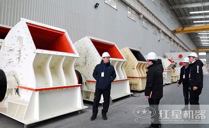 客戶來(lái)廠咨詢新型號(hào)石灰石錘式破碎機(jī) 客戶來(lái)廠咨詢新型號(hào)石灰石錘式破碎機(jī)