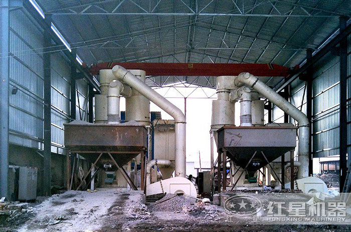 大型石料雷蒙粉磨機(jī)作業(yè)現(xiàn)場(chǎng) 大型石料雷蒙粉磨機(jī)作業(yè)現(xiàn)場(chǎng)