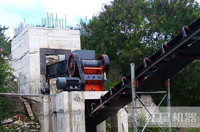 顎式破碎機作業現場 顎式破碎機作業現場
