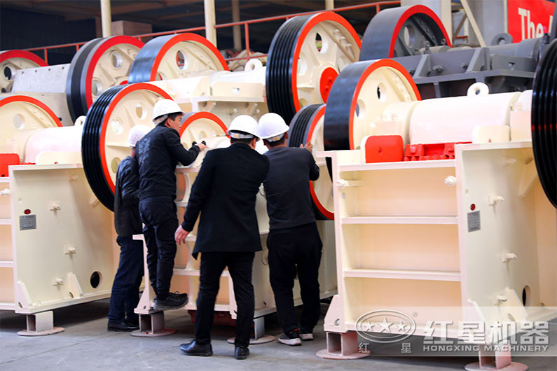 客戶到紅星機(jī)器廠區(qū)考察設(shè)備 客戶到紅星機(jī)器廠區(qū)考察設(shè)備