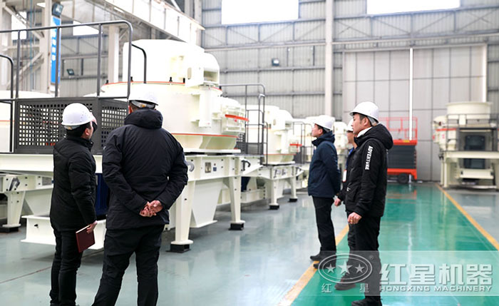客戶到紅星機(jī)器廠區(qū)參觀河石制砂機(jī) 客戶到紅星機(jī)器廠區(qū)參觀河石制砂機(jī)