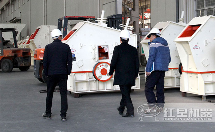 絡繹不絕的客戶到廠區參觀反擊式破碎機設備 絡繹不絕的客戶到廠區參觀反擊式破碎機設備