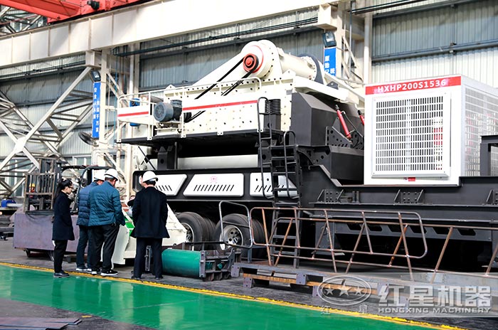 客戶來廠參觀移動破碎設備 客戶來廠參觀移動破碎設備