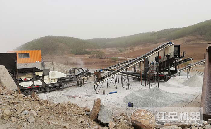 二合一移動(dòng)破石機(jī)作業(yè)現(xiàn)場(chǎng) 二合一移動(dòng)破石機(jī)作業(yè)現(xiàn)場(chǎng)