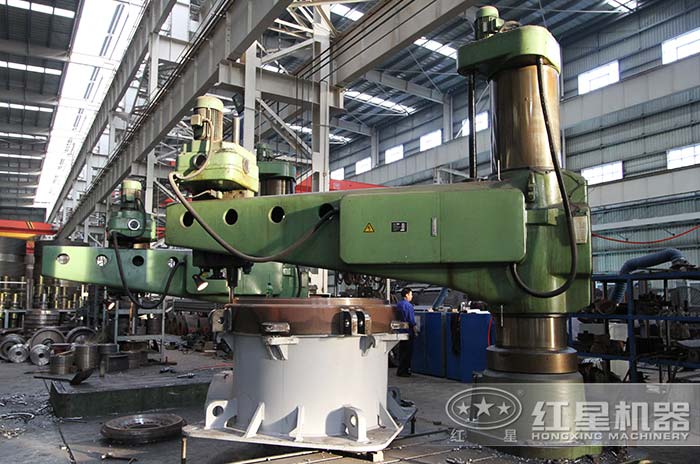 紅星機(jī)器專業(yè)化、智能化的圓錐破生產(chǎn)加工車間 紅星機(jī)器專業(yè)化、智能化的圓錐破生產(chǎn)加工車間