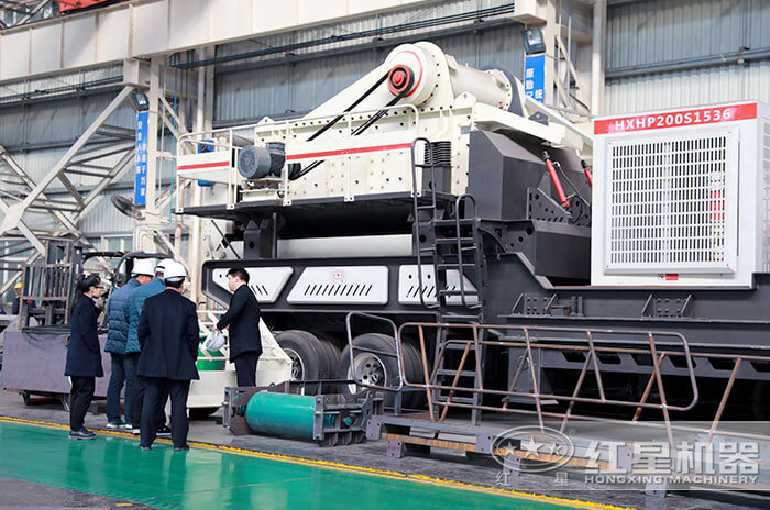 專業技術人員為客戶現場介紹合適設備 專業技術人員為客戶現場介紹合適設備