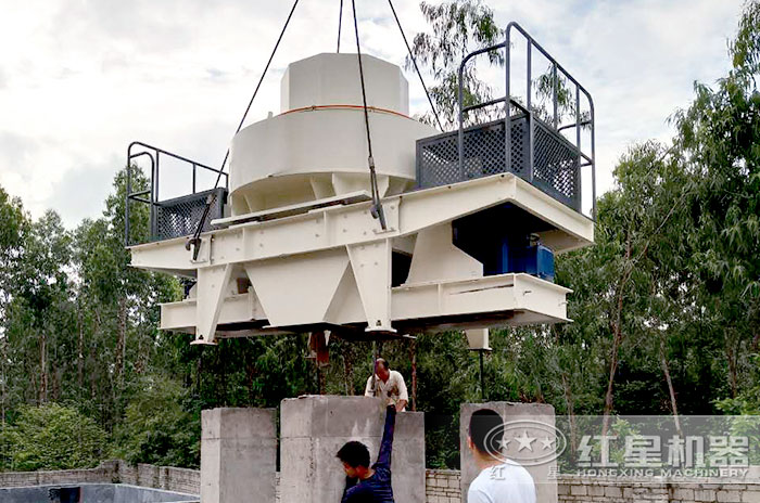 時產100噸石打石制沙機安裝現場 時產100噸石打石制沙機安裝現場