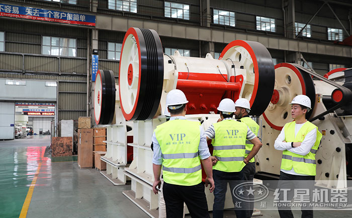 客戶到紅星機器廠家參觀鱷破機設備 客戶到紅星機器廠家參觀鱷破機設備