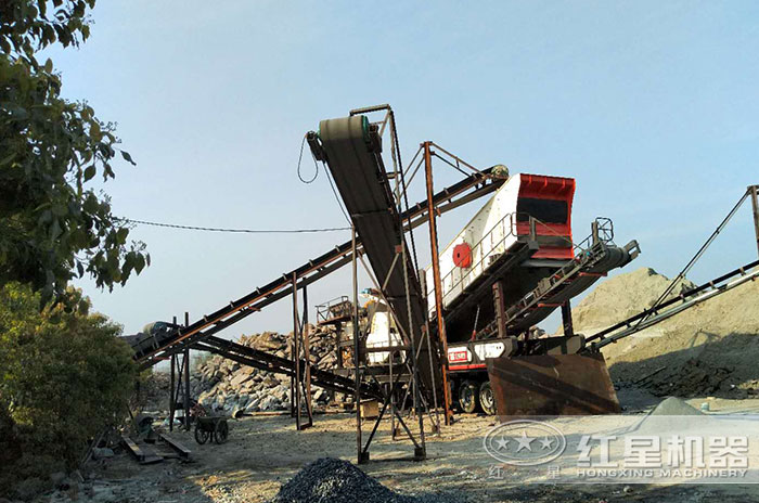 河南紅星陜西客戶移動式河卵石制砂機作業現場