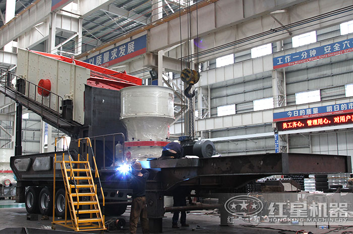 紅星技術工程師為用戶定制移動式碎石機(配置圓錐破) 紅星技術工程師為用戶定制移動式碎石機(配置圓錐破)