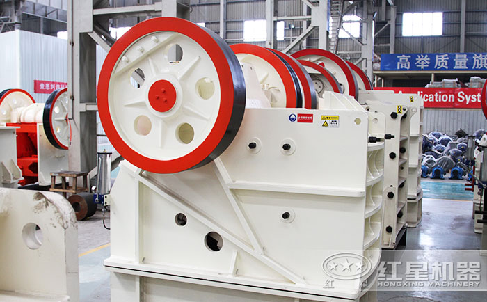 大型非封閉式石子破碎機生產(chǎn)車間