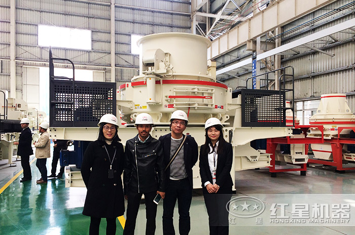 客戶到紅星機器廠區(qū)參觀考察設備 客戶到紅星機器廠區(qū)參觀考察設備