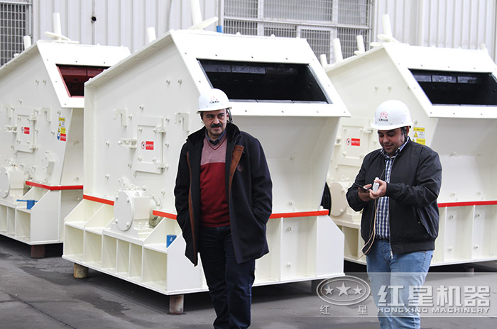 客戶到紅星機器廠區參觀考察反擊式破碎機 客戶到紅星機器廠區參觀考察反擊式破碎機