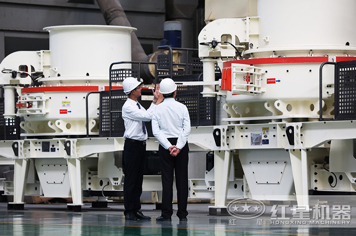 客戶(hù)到紅星機(jī)器廠(chǎng)區(qū)參觀(guān)考察制砂機(jī) 客戶(hù)到紅星機(jī)器廠(chǎng)區(qū)參觀(guān)考察制砂機(jī)