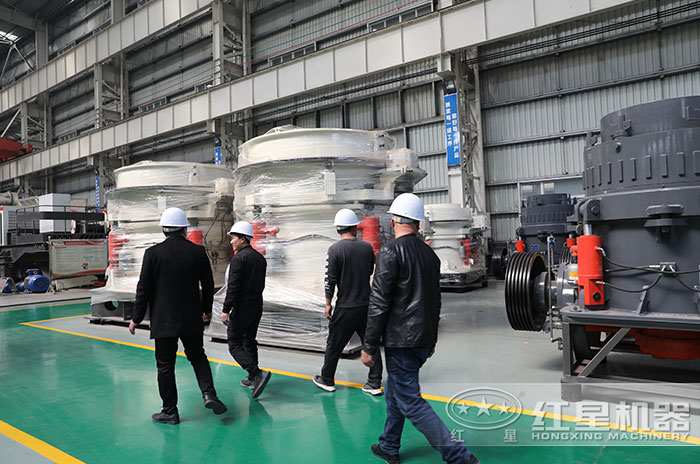 客戶到紅星機器廠區參觀復合式圓錐破碎機 客戶到紅星機器廠區參觀復合式圓錐破碎機