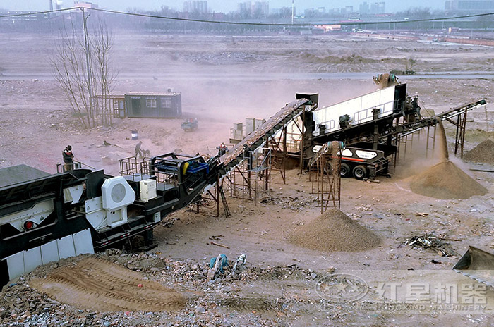 移動破碎機(jī)作業(yè)現(xiàn)場 移動破碎機(jī)作業(yè)現(xiàn)場