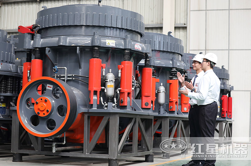 客戶到紅星廠區參觀圓錐破碎機 客戶到紅星廠區參觀圓錐破碎機