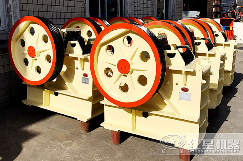 時產(chǎn)30噸的小型碎石機(jī) 時產(chǎn)30噸的小型碎石機(jī)