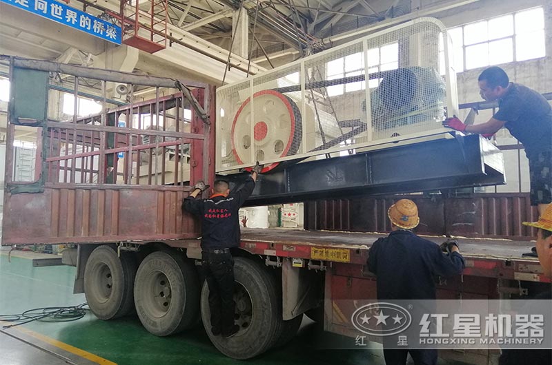 對輥機發(fā)貨 對輥機發(fā)貨