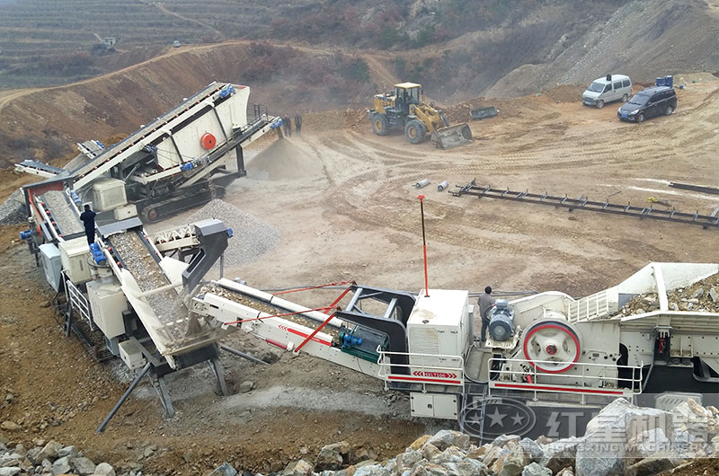 移動(dòng)式破碎制砂生產(chǎn)現(xiàn)場(chǎng)
