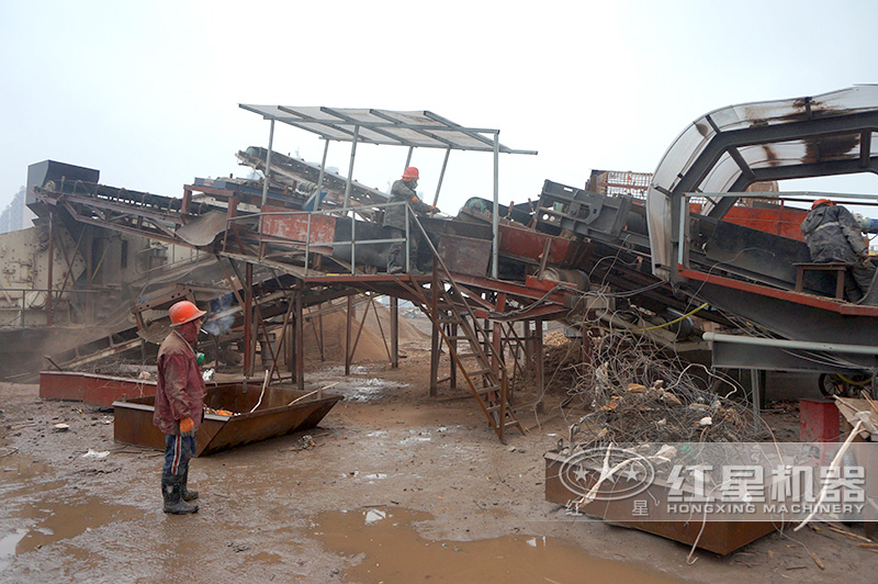 紅星移動(dòng)石頭粉碎機(jī)處理建筑垃圾現(xiàn)場 紅星移動(dòng)石頭粉碎機(jī)處理建筑垃圾現(xiàn)場