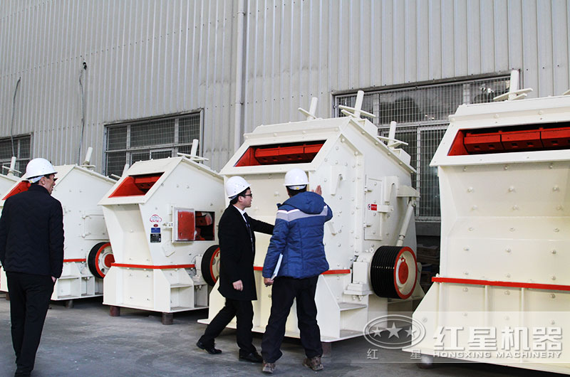 參觀反擊破碎機設備車間現場 參觀反擊破碎機設備車間現場