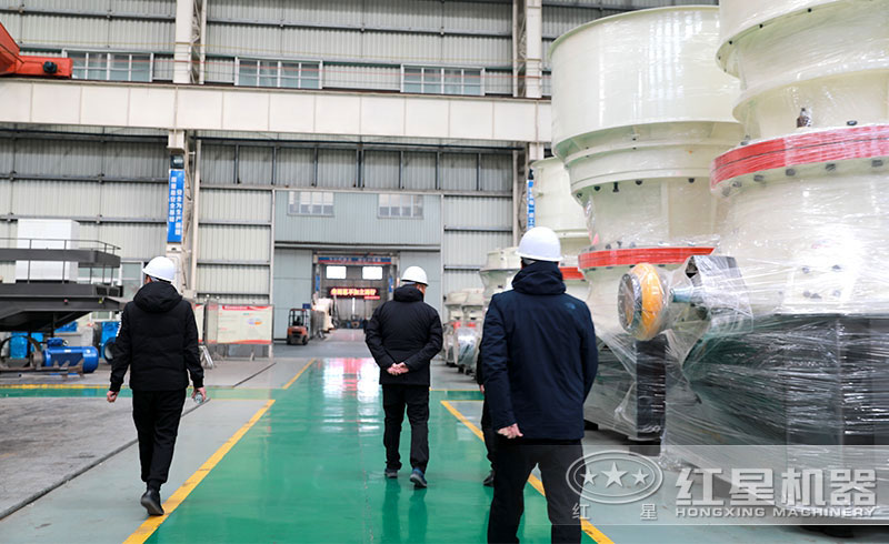 客戶到廠考察巖石破碎機 客戶到廠考察巖石破碎機