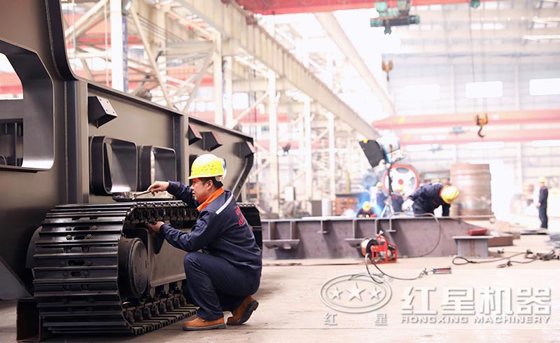 紅星履帶移動反擊式破碎機車間 紅星履帶移動反擊式破碎機車間